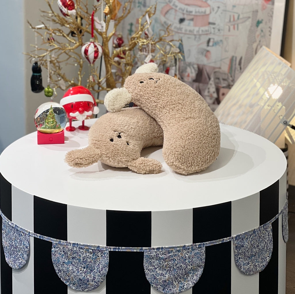 U-shaped pillow for puppies and kittens