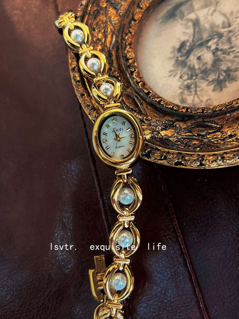 A mid-history light luxury imitation pearl watch with elegant bracelet for women