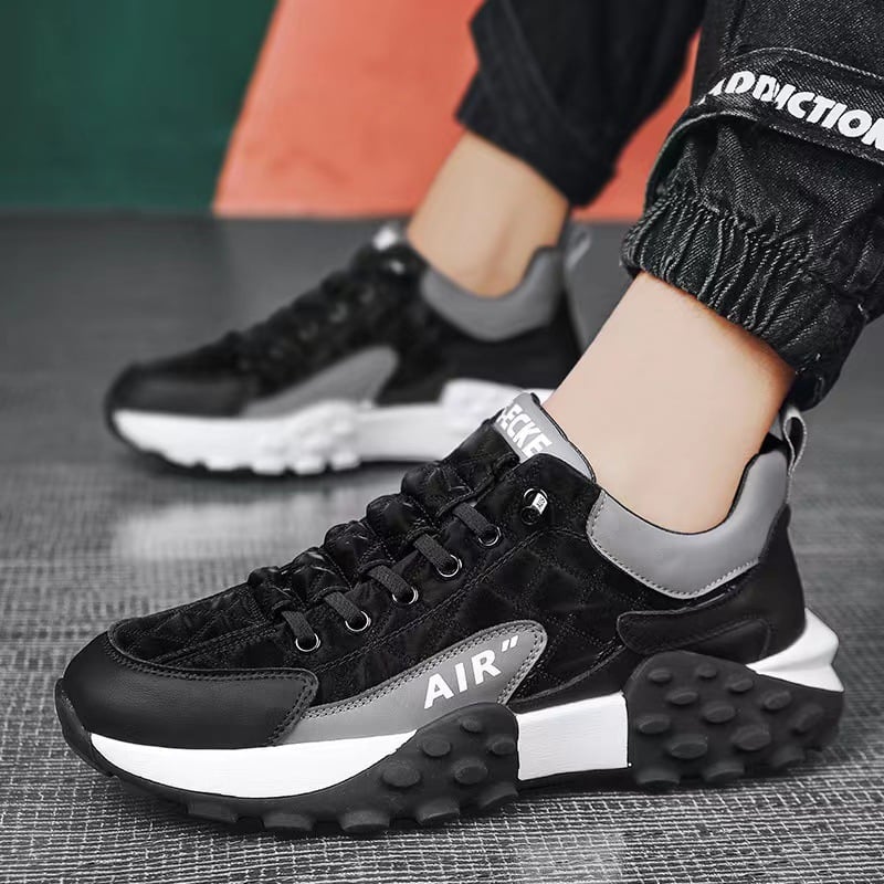 Low-top running shoes