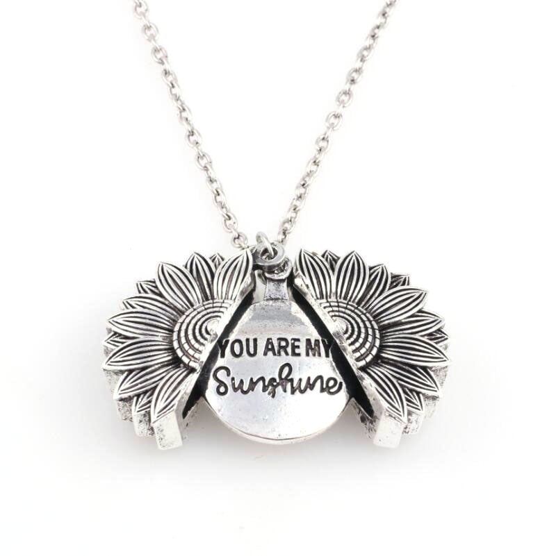 Engraved pendant necklace