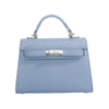 A versatile and classic single-shoulder crossbody bag