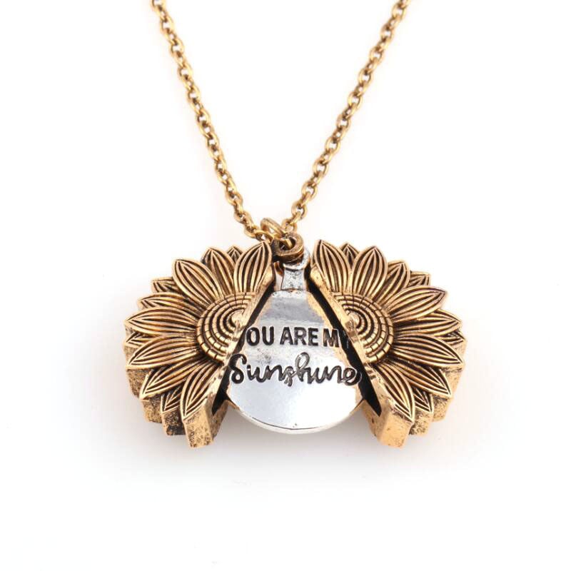 Engraved pendant necklace